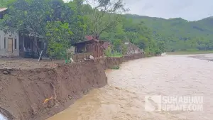 Penampakan Kampung Sawah Tengah yang berseberangan langsung dengan Kampung Cisarua yang terisolir akibat amukan Sungai Cidadap, Kecamatan Simpenan, Kabupaten Sukabumi. (Sumber: SU/Ilyas Supendi)
