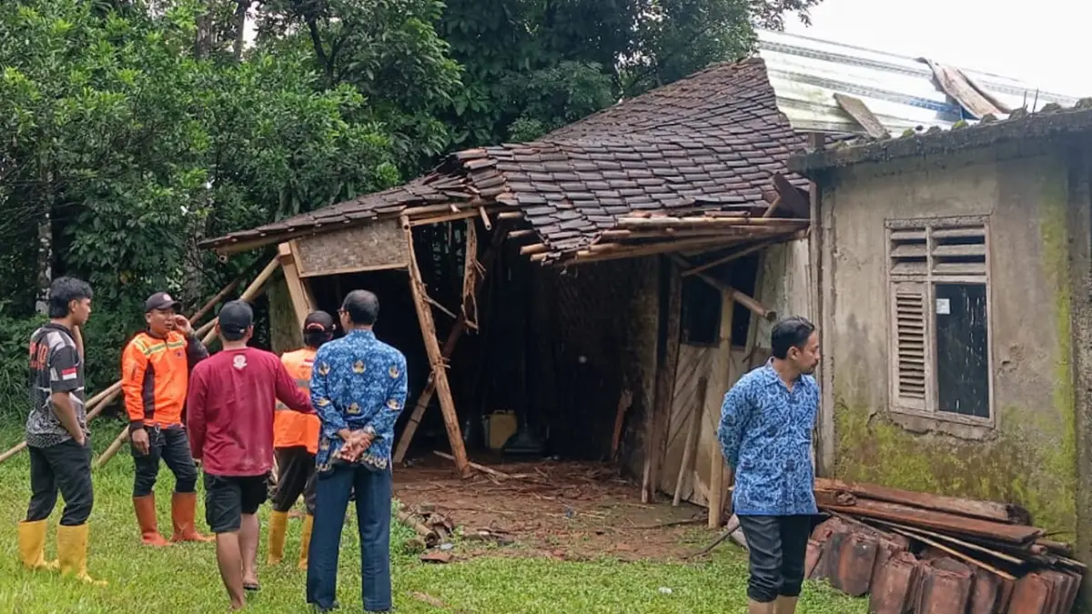 Atap Rumah Warga Ambruk Diterjang Hujan Lebat di Lembursitu Sukabumi