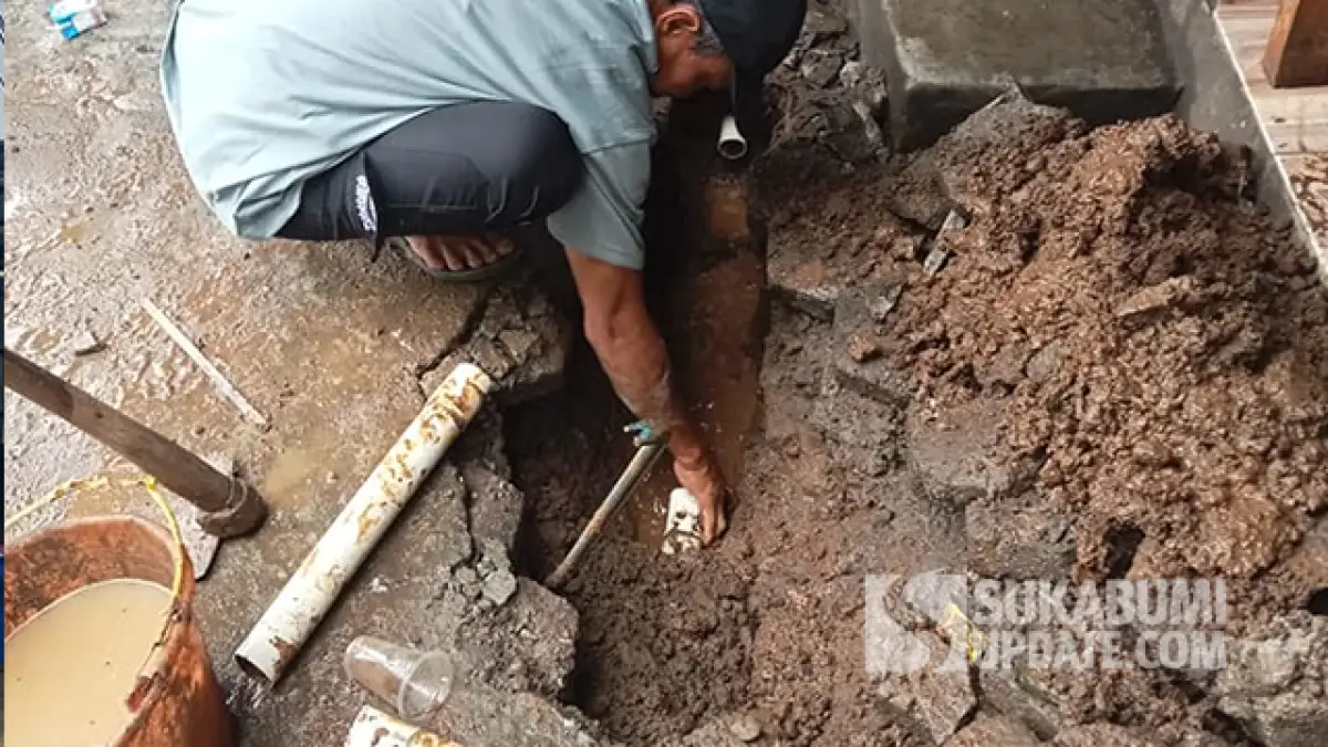 Respon Cepat Perumdam TJM Parungkuda Sukabumi Tangani Kebocoran Pipa di Sundawenang