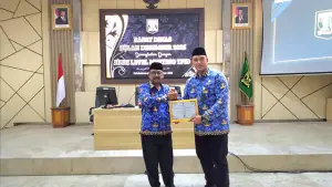 Herdy Somantri, Kepala Bapenda Kabupaten Sukabumi (Kanan) Saat Menerima Penghargaan dari Bupati Sukabumi, Asep Japar (Kiri). (Sumber : Bapenda Kabupaten Sukabumi).