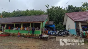 Para penyintas Bencana luapan sungai cidadap Sukabumi saat dipengungsian di SDN Kawungluwuk. (Sumber: SU/Ilyas Supendi)