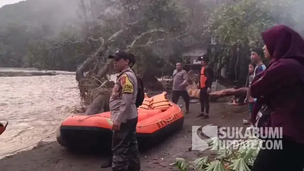 Perahu karet yang disiapkan untuk mengevakuasi warga Cisarua Desa Cidadap Kecamatan Simpenan Kabupaten Sukabumi yang terisolir. (Sumber Foto: SU/Ilyas)