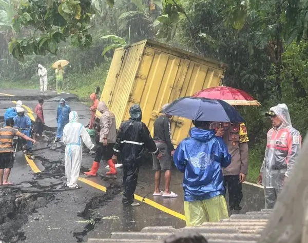 Mobil terjebak di jalan nasional Bagbagan Kiara Dua Sukabumi yang amblas akibat pergerakan tanah (Sumber: Dok warga)