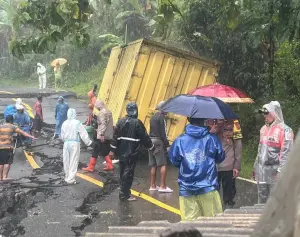 Mobil terjebak di jalan nasional Bagbagan Kiara Dua Sukabumi yang amblas akibat pergerakan tanah (Sumber: Dok warga)