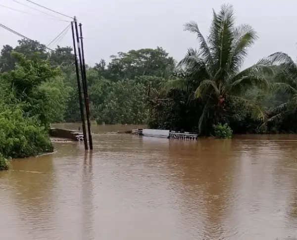 Banjir di wilayah Ciemas dan sekitarnya, akses kendaraan masih lumpuh (Sumber: Dok warga)