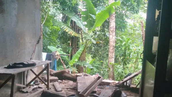 Rumah terdampak pergerakan tanah di Kampung Cipeleting RT 16/05 Desa Sukajaya, Kecamatan Pabuaran, Kabupaten Sukabumi, Kamis (18/12/2025). | Foto: P2BK Pabuaran