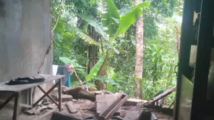 Rumah terdampak pergerakan tanah di Kampung Cipeleting RT 16/05 Desa Sukajaya, Kecamatan Pabuaran, Kabupaten Sukabumi, Kamis (18/12/2025). | Foto: P2BK Pabuaran