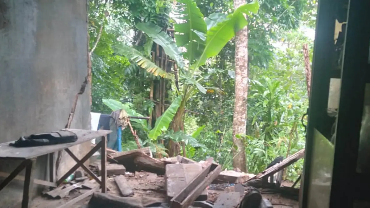 Tanah Bergerak Setelah Hujan Deras, Rumah Warga Pabuaran Sukabumi Amblas