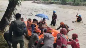 Proses evakuasi warga Cisarua yang terisolir akibat luapan Sungai Cidadap, Kecamatan Simpenan, Kabupaten Sukabumi. Kamis (18/12/2025). (Sumber: SU/Ilyas Supendi)