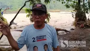 Bah Endang, warga Cisarua, yang memilih tetap bertahan di kampungnya yang terisolir akibat luapan sungai Cidadap. Kamis (18/12/2025). (Sumber: SU/Ilyas Supendi)