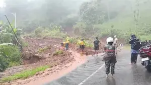 Tititk longsor di Jalan provinsi ruas Loji-Palangpang. Kamis (18/12/2025) (Sumber: Dok Warga)