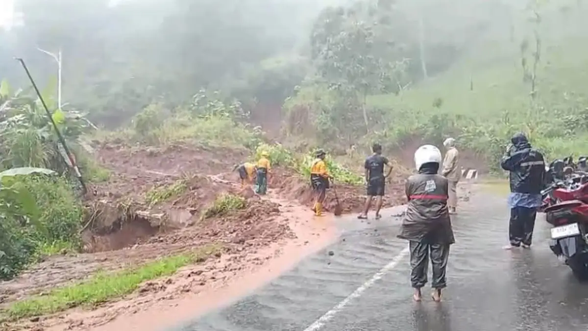 Hujan Deras Picu Longsor di Ruas Geopark Ciletuh Sukabumi, Akses Jalan Tertutup