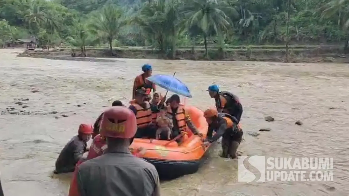 Aksi Dramatis Kapolsek Simpenan Evakuasi Bayi 8 Bulan Dari Kampung Yang Terisolir Bencana