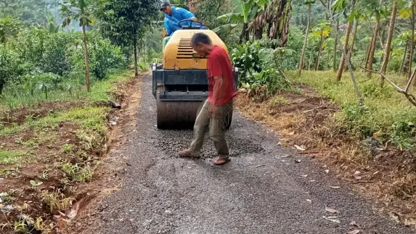 Jalan lingkungan di Purabaya Sukabumi yang dikeluhkan warga kembali diperbaiki. Kamis (18/12/2025). (Sumber: Istimewa)