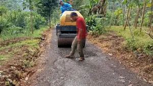 Jalan lingkungan di Purabaya Sukabumi yang dikeluhkan warga kembali diperbaiki. Kamis (18/12/2025). (Sumber: Istimewa)
