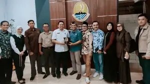Rombongan Komisi IV yang dipimpin Wakil Ketua DPRD Kabupaten Sukabumi Ramzi Akbar saat berkunjung ke Disparbud Jabar bahas RIPPARDA. (Sumber Foto: Dok. DPRD)