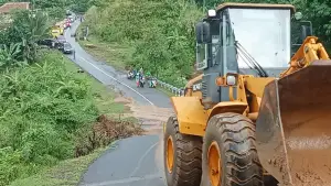 Alat berat bersihkan longsor di sepanjang jalan sabuk geopark ciletuh sukabumi (Sumber: dok pu)