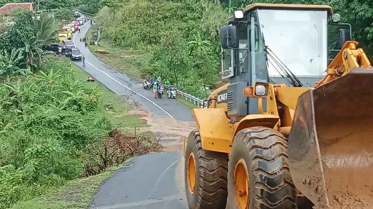 Akses Loji-Puncak Darma-Palangpang Terbuka, Longsor 8 Titik di Sabuk Geopark Ciletuh Dibersihkan