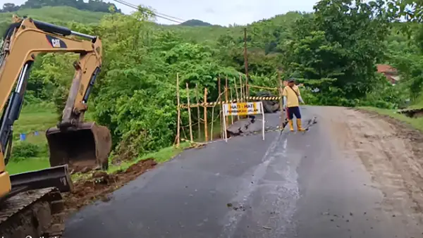 Retakan jalan Tamanjaya - Palangpang tepatnya di Kampung Pamoyanan Desa Mekarsakti, Kecamatan Ciemas. (Sumber : Facebook/@Edy Simalakama).