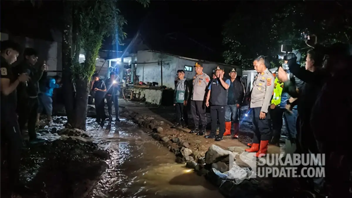 Banjir Terjang Kampung Ciwaru Girang Loji, Polres Sukabumi Turun dan Bagikan Bantuan