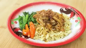 Resep Indomie Ayam Jamur, Menu Praktis yang Bikin Kenyang saat Musim Hujan (Sumber : Youtube | Devina Hermawan)