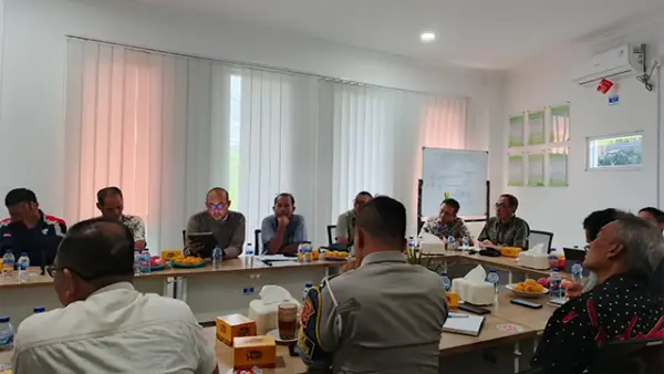 Universita Nusa Putra saat menghadiri rapat koordinasi persiapan pembangunan jalan tol Bocimi. Bertempat di Kantor Waskita Bocimi 3B, Cibatu, Kecamatan Cisaat, Jumat (19/12/2025). (Sumber : Nusa Putra).