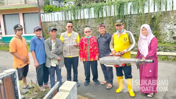 Fogging dan survey jentik nyamuk Aedes Aegypti yang dilakukan Puskesmas Bojonggenteng, Sukabumi berdasarkan temuan kasus DBD. Jumat (19/12/2025). (Sumber: SU/Ibnu Sanubari)