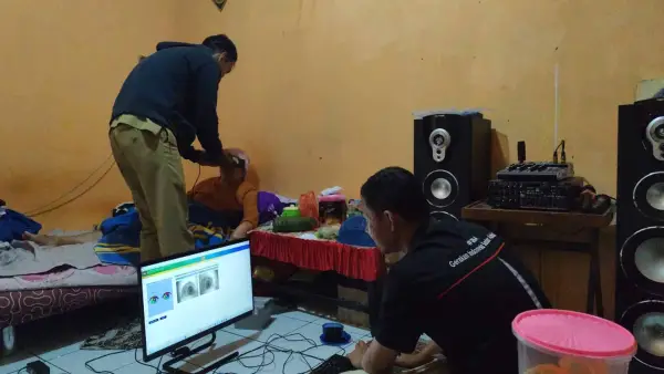 Momen petugas Disdukcapil Kabupaten Sukabumi jemput bola melayani warga yang sakit untuk perekaman e-KTP. (Sumber Foto: Istimewa)
