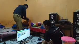 Momen petugas Disdukcapil Kabupaten Sukabumi jemput bola melayani warga yang sakit untuk perekaman e-KTP. (Sumber Foto: Istimewa)