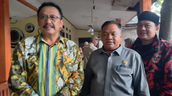 Bupati Sukabumi, Asep Japar dan Ketua DPRD SUkabumi, Budi Azhar saat menghadiri Pelantikan di Pantai Cibuaya, Desa Pangumbahan, Kecamatan Ciracap, Jumat (19/12/2025) (Sumber: Istimewa)