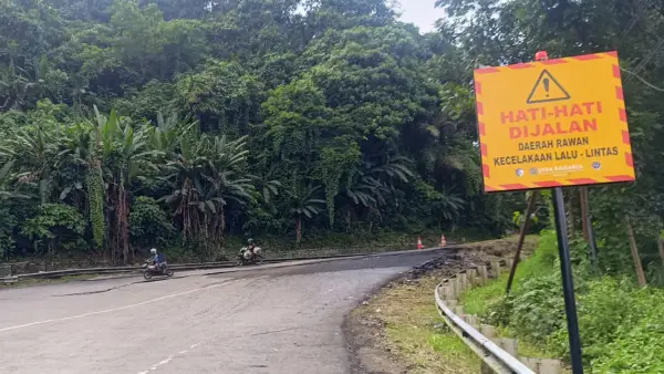 Kondisi terkini jalan di tanjakan Baeud Sukabumi yang mengelami keretakan hingga amblas. Sabtu (20/12/2025). (Sumber: Istimewa)