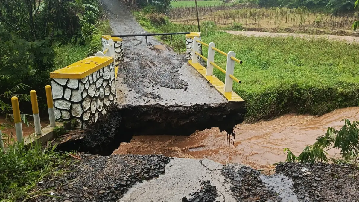 Baru Diperbaiki Pasca Bencana, Jembatan Penghubung Antarkampung di Sukabumi Kembali Roboh