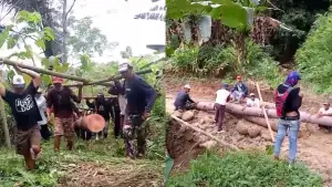 Warga Bangbayang bangun jembatan darurat melalui swadaya masyarakt. Sabtu (20/12/2025). (Sumber: Dok Warga)