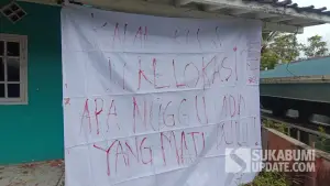 Spanduk protes warga penyintas bencana tanah bergerak di Gempol, Palabuhanratu, Sukabumi yang meminta direlokasi. Sabtu (20/12/2025). (Sumber: SU/Ilyas Supendi)