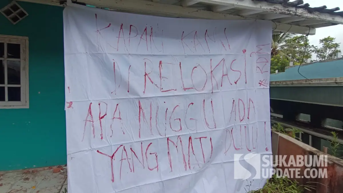 Bentangkan Spanduk Protes, Korban Tanah Bergerak Gempol Sukabumi Setahun Hidup Dalam Ancaman