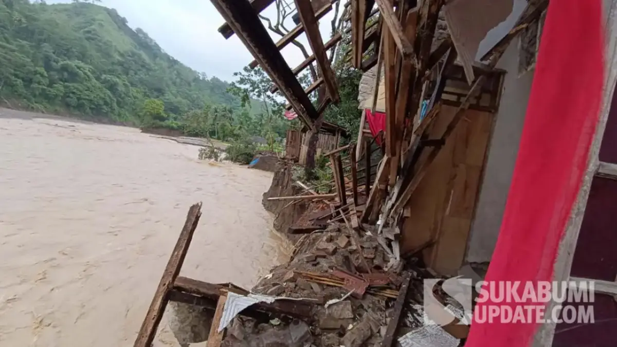 Kondisi pemukiman warga Cidadap usai sungai meluap. Sabtu (20/12/2025).