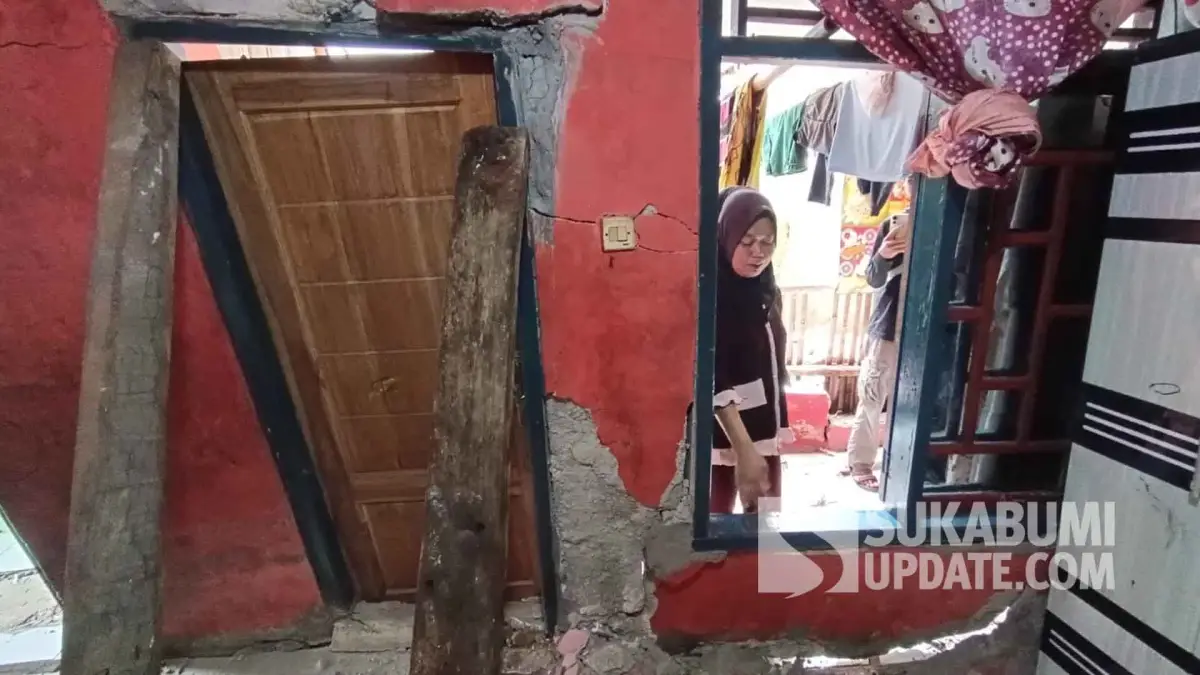 Tangis Yeni Warga Gempol: Setahun Bertahan di Rumah Retak, Tidur di Dapur-Keluar Masuk Lewat Jendela