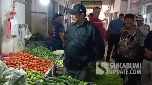 Bupati Sukabumi Asep Japar saat meninjau langsung harga dan ketersediaan bahan pokok di Pasar Modern Terminal Cibadak, Sabtu (20/12/2025). (Sumber Foto: SU/Ibnu)