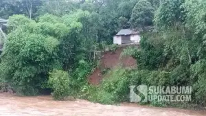Kondisi rumah warga yang terancam longsoran di Desa Cimanggu, Kecamatan Cikembar, Kabupaten Sukabumi. (Sumber Foto: P2BK Cikembar)