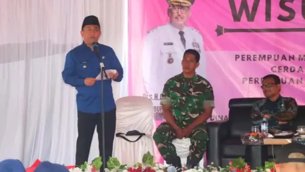 Wabup Sukabumi Andreas saat memberikan sambutan dalam acara wisuda peserta program Permata Suci-Perahu Kertas 2025. (Sumber Foto: Prokompim Pemkab Sukabumi)
