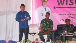 Wabup Sukabumi Andreas saat memberikan sambutan dalam acara wisuda peserta program Permata Suci-Perahu Kertas 2025. (Sumber Foto: Prokompim Pemkab Sukabumi)