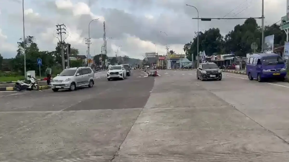 Lalulintas Sukabumi 21 Desember: Polisi Berlakukan One Way di Exit Tol Parungkuda