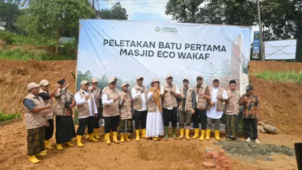 Peletakan batu pertama Masjid Eco Wakaf oleh Kampoong Ecopreneur di Bogor, Jawa Barat | Foto : Dok. Kampoong Ecopreneur