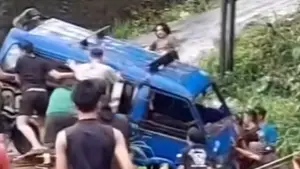 Warga saat memberikan pertolongan kepada angkot yang tergelincir ke jurang di tanjakan Salaeurih, Desa Sukajaya, Kabupaten Sukabumi | Foto : Dok. warga