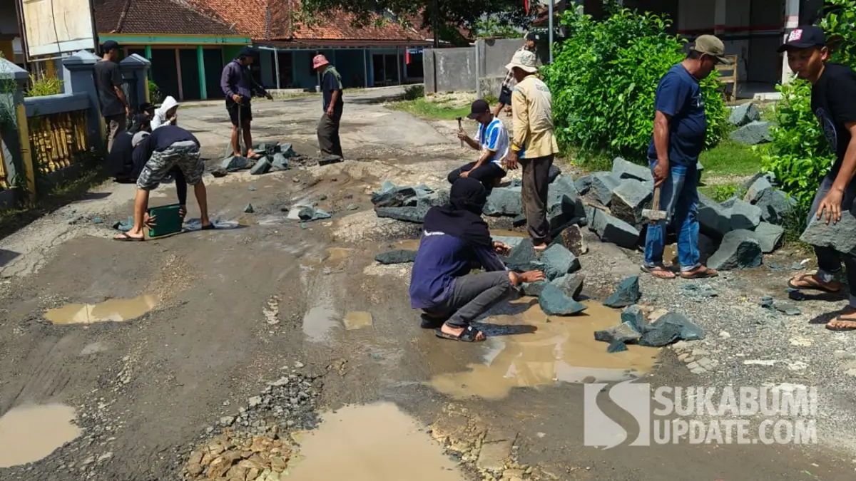 Gotong Royong Tambal Jalan di Cikangkung, Dewan Dadang Dorong Perbaikan Permanen di 2026