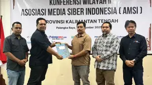 Ketua Umum AMSI Pusat, Wahyu Dhyatmika (kedua dari kanan) menjadi saksi penyerahan pucuk pimpinan AMSI Kalimantan Tengah kepada Sunrise Sinulingga. (Sumber Foto: Istimewa)