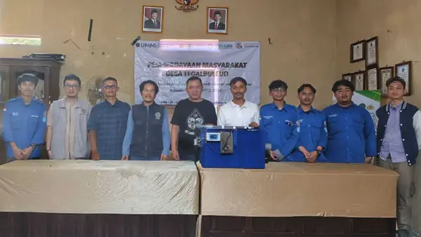 Tim Dosen dari UMMI yang bekerja sama dengan UNU Cirebon menyelesaikan kegiatan PMM tahun 2025 dengan menghadirkan teknologi SIKUSIRBIRU 2024 kepada Nelayan Tegalbuleud Sukabumi. (Sumber Foto: Istimewa)