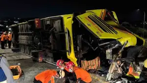 Petugas gabungan mengevakuasi korban dan melakukan penanganan di lokasi kecelakaan bus PO Cahaya Trans yang terguling di Exit Tol Krapyak, Kota Semarang, Jawa Tengah, Senin (22/12/2025) dini hari. (Sumber Foto: Istimewa)