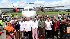 KDM bersama jajaran Pemkot Bandung hingga DPR dapil Jabar saat meresmikan rute penerbangan Bandung-Semarang di Bandara Husein Sastranegara. (Sumber Foto: Biro Adpim Jabar)