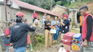Anggota DPRD Jawa Barat Muhammad Jaenudin saat menyalurkan bantuan untuk warga terdampak bencana di Cibadak, Kabupaten Sukabumi, Sabtu (20/12/2025) | Foto : Tim Adc